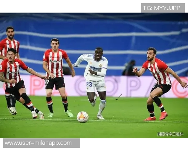 西甲球员开场静止抗议引发热议赛事转播俯瞰球场长达20秒 西甲球员开场静止抗议引发热议赛事转播俯瞰球场长达20秒